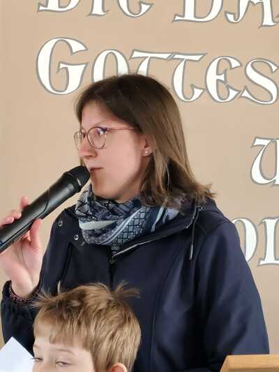 Firmlinge gestalten Gottesdienst und verteilen Minibrote in Zwentendorf