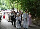 Wallfahrtsmesse bei der Lourdesgrotte im Wienerwald mit Erzbischof Josef Grünwidl.
