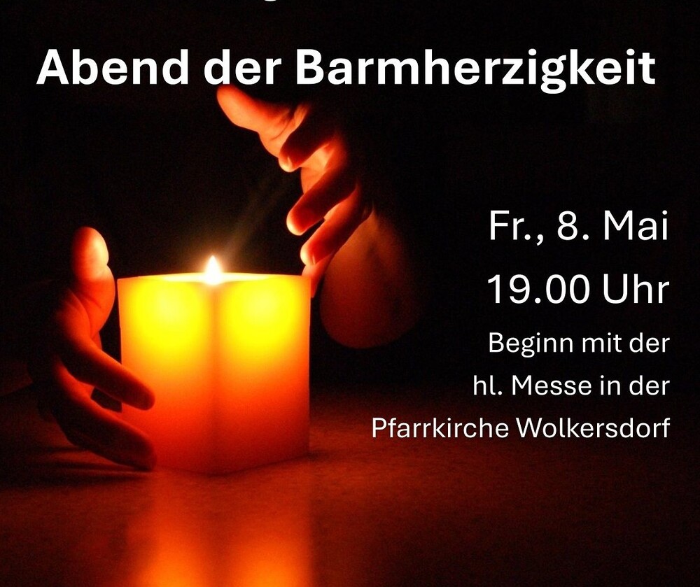 brennende Kerze links und rechts Hände