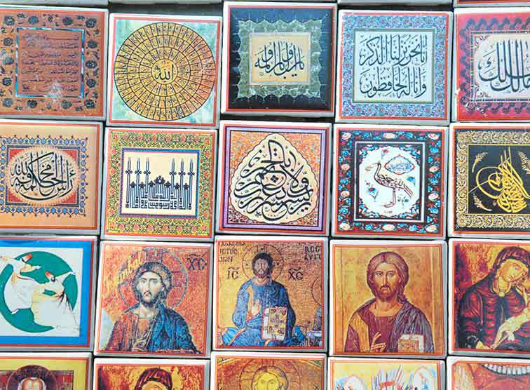 Christliche und muslimische Souvenirs in einträglichem Miteinander.