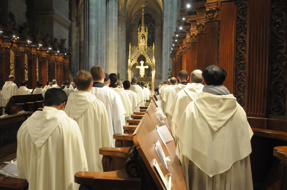 Zisterziensermmönche im Chorgestühl