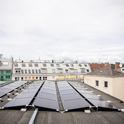 Auf dem rund 630 m2 großen Flachdach der Kirche St. Florian auf der Wiedner Hauptstraße im fünften Wiener Gemeindebezirk sind auf drei Viertel der Fläche nun Solarpaneele installiert worden. 