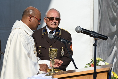 Pater Nicholas feierte Gottesdienst und segnete das neue Einsatzfahrzeug