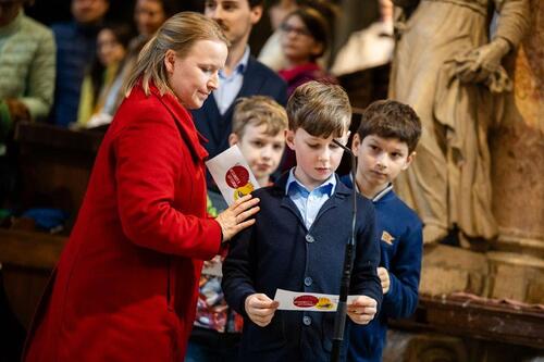 SchülerInnen lesen die Fürbitten vor.