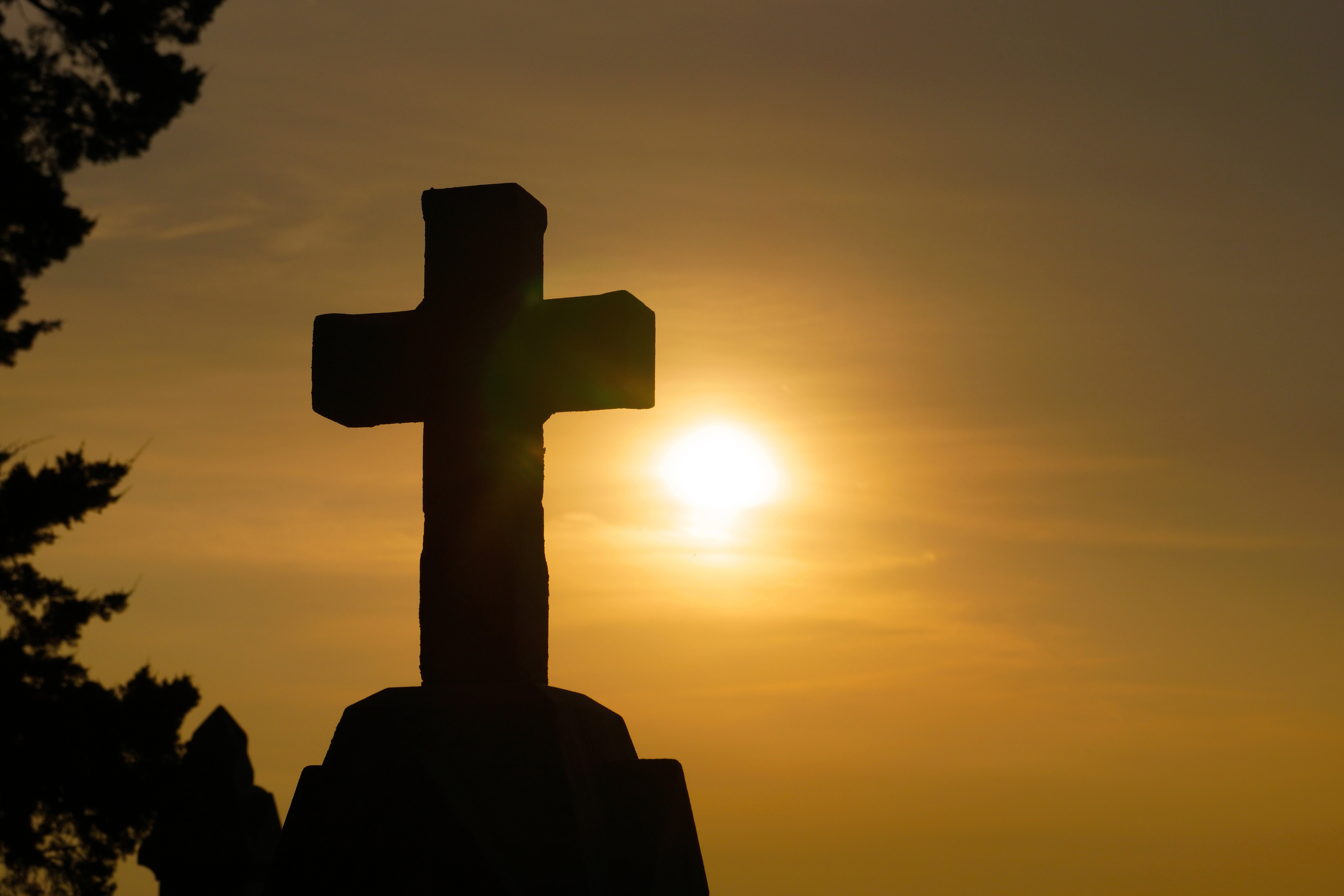 steinernes Kreuz vor Sonnenuntergang
