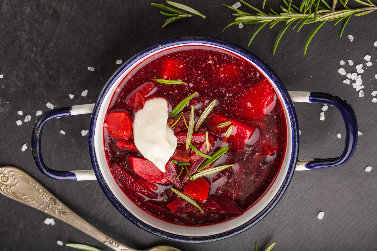 Rote Rüben Suppe mit Joghurtkren