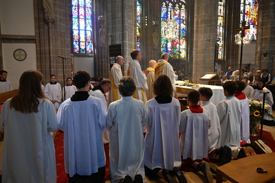 Ministranten knien beim Hochgebet
