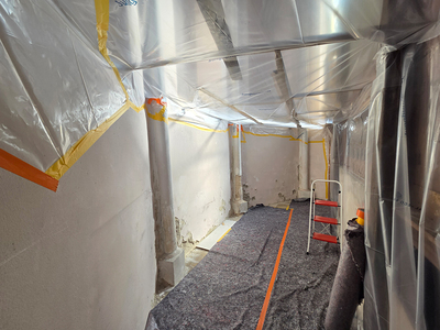 Herstellung einer Staubdichten Ebene hinter dem Hochaltar