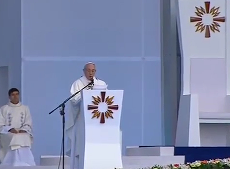 Franziskus bei Messe im Simon-Bolivar-Park.