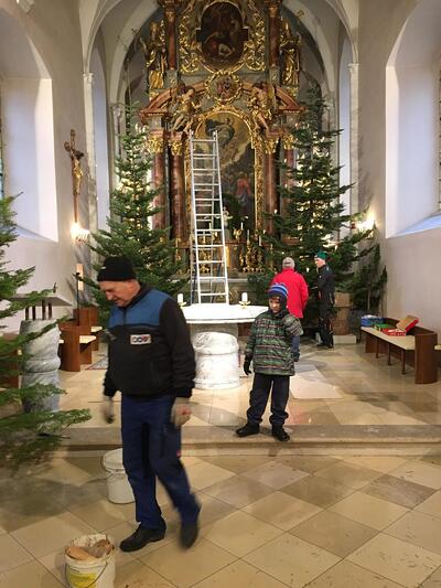 Christbäume aufstellen und Kirche schmücken