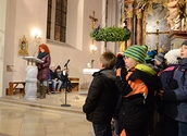 Schülerinnen und Schüler führten ein Singspiel über die Geburt Christi auf.