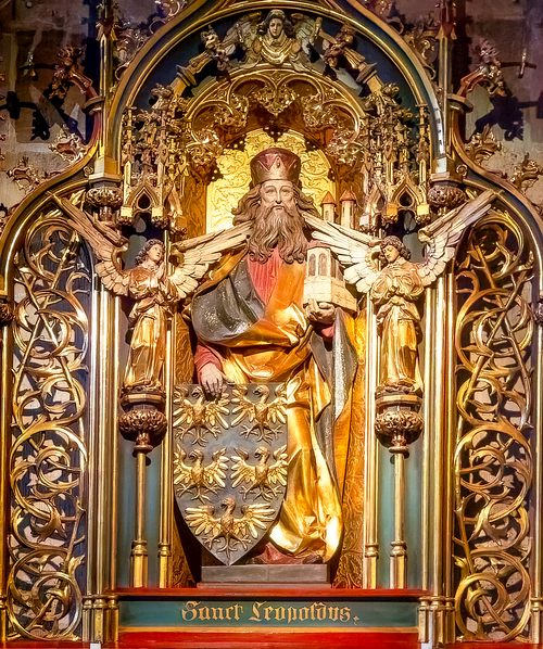 Leopold III., Markgraf von Österreich, lebte von 1073 bis 1136 n. Chr. und stammte aus dem Adelsgeschlecht der Babenberger. Seit 1663 ist der Hl. Leopold Nationalpatron Österreichs und im Speziellen auch Landespatron von Wien, Niederösterreich und Ob