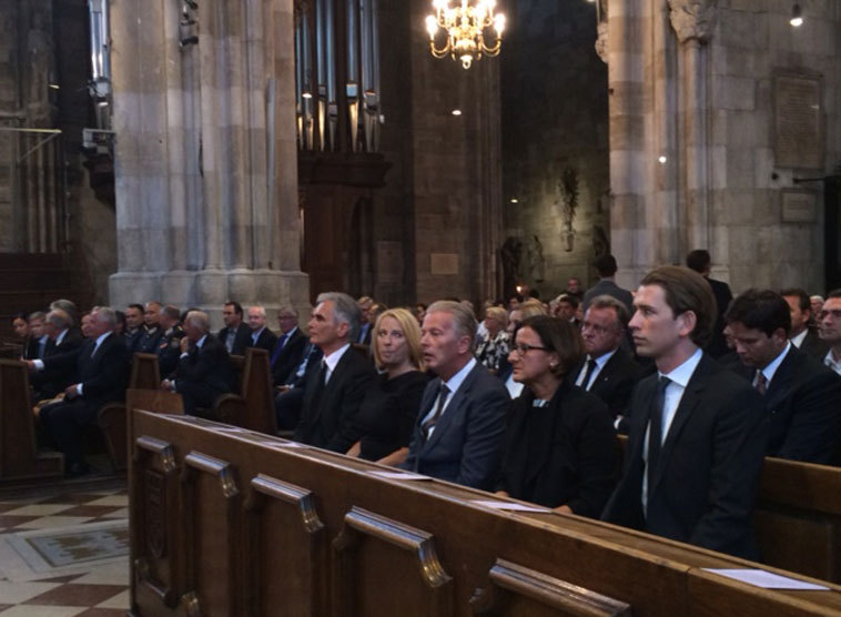 Bundesregierung beim Gedenkgottesdienst für die 71 getöteten Flüchtlinge.