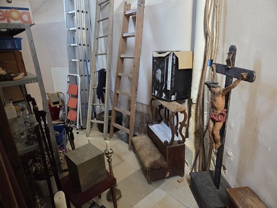 Ausräumen hinter dem Hochaltar