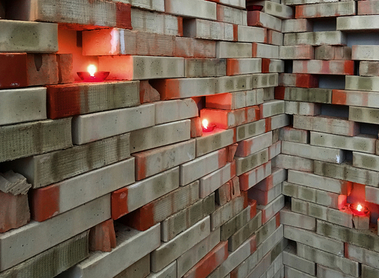 Eine Tonne Ziegelsteine wurde zu einer Klagemauer aufgeschichtet.