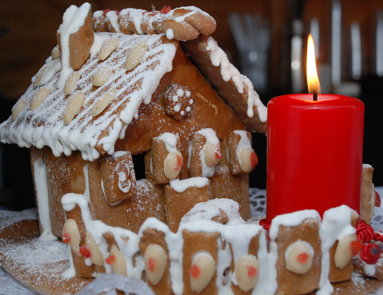 Lebkuchenhaus mit Kerze