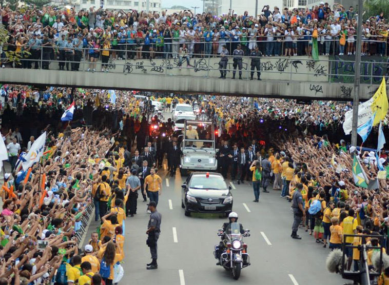 Papst fährt durch Rio