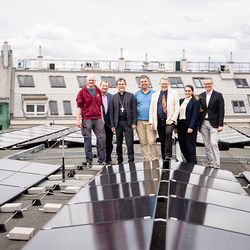 Besichtigten die Photovoltaikanlage auf dem Kirchendach (v.l.n.r.): Wolfgang Zecha (Umwelt-Pfarrgemeinderat), Markus Gerhartinger (Umweltbeauftragter der Erzdiözese Wien), Josef Grünwidl (Erzbischof der Erzdiözese Wien), Peter Tschulik (Initiator der