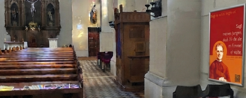 Plakate im Kirchenraum