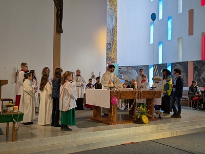 Priester am Altar mit Ministranten
