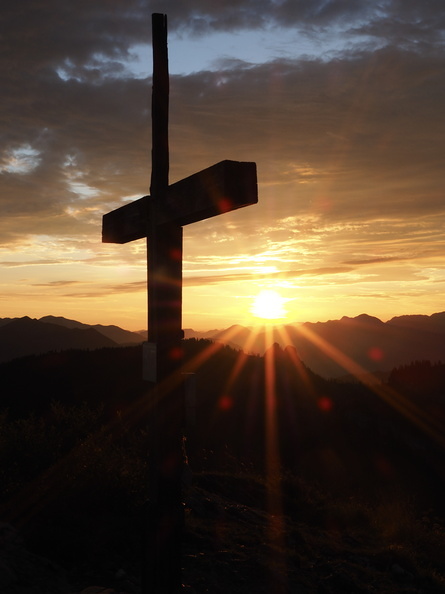 Das Kreuz ist das Symbol des Christentums schlechthin. Am Konzil von Ephesus (431 n. Chr.) wurde das Kreuz offiziell Symbol für das Christentum. Für Christen ist das Kreuz Zeichen unserer Zugehörigkeit zu Jesus und der Liebe Gottes zu den Menschen. D