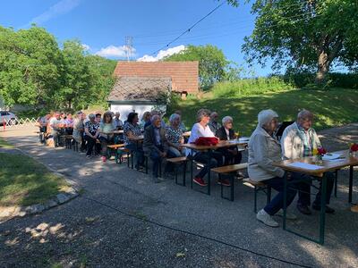 Gottesdienst und Pfarrheurigen in Ameis