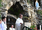 Wallfahrtsmesse bei der Lourdesgrotte im Wienerwald mit Erzbischof Josef Grünwidl.