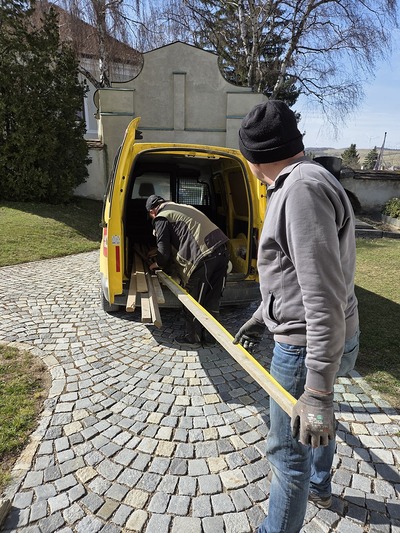 Herstellung einer Staubdichten Ebene hinter dem Hochaltar