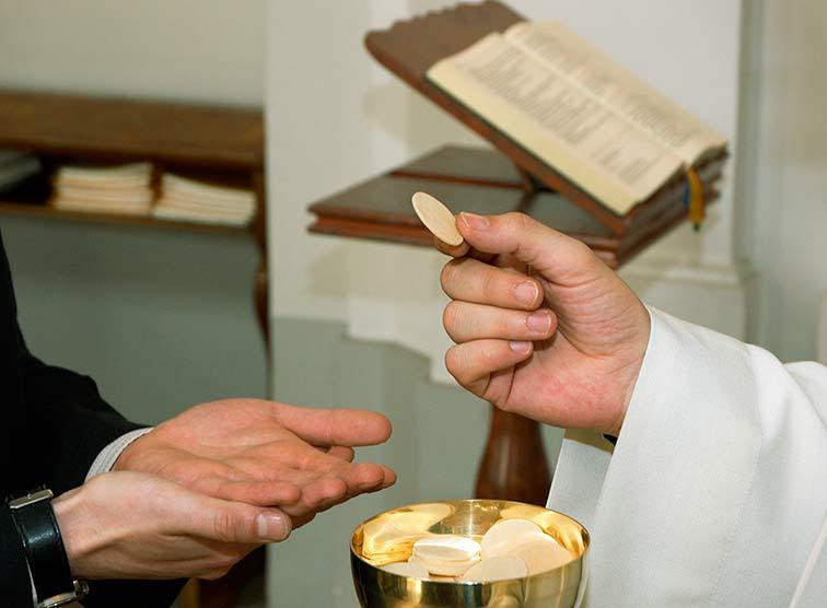 Handkommunion, Hostie und Evangeliar