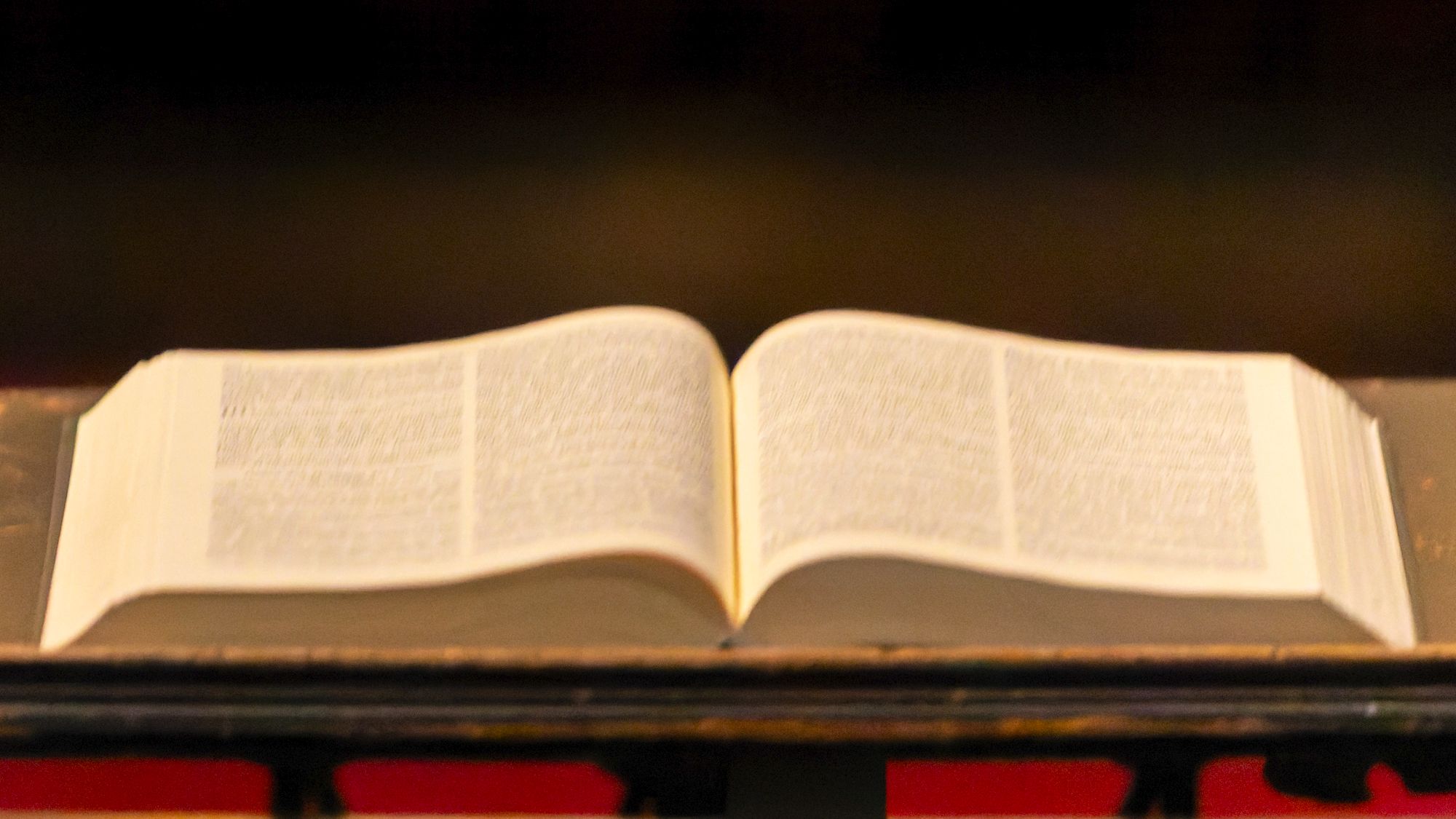 Heilige Schrift mit Fastentuch, evangelische Stadtpfarrkirche