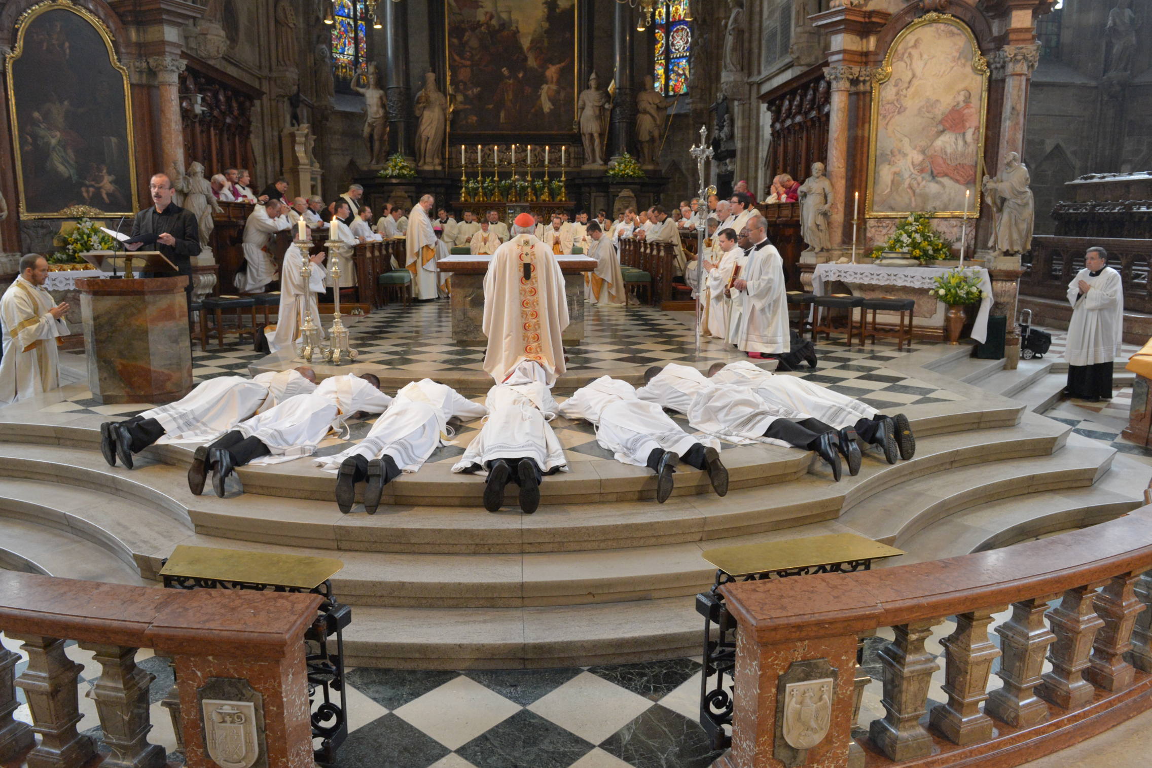 Kardinal Christoph Schönborn erteilt die Priesterweihe: Luka Berovic, Florian Bischof, Jorge Curiel, Andrea Graziani, Fr. Joseph Chukwuneme Okoli OSM, Konrad Kremser, Tom Kruczynski