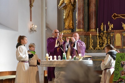 Die heurigen Erstkommunionkinder stellen sich vor.