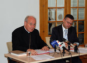 Kardinal Christoph Schönborn und Paul Wuthe bei der Pressekonferenz/EDW