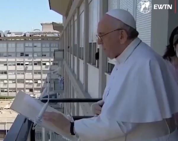 Papst hält Angelusansprache vom Balkon der Gemelli-Klinik
