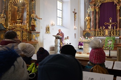 Die heurigen Erstkommunionkinder stellen sich vor.