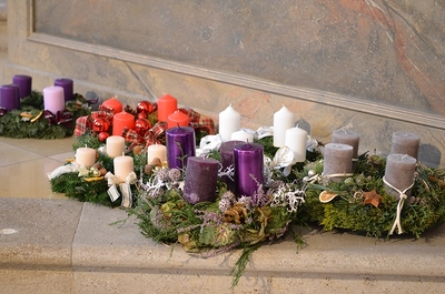 Pater Liviu segnet den Adventkranz der Pfarrkirche