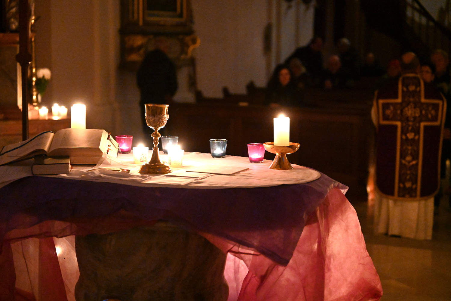 Altar mit Kelch und Kerzen