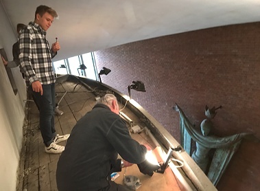 Lampenwechsel unter dem Kirchendach