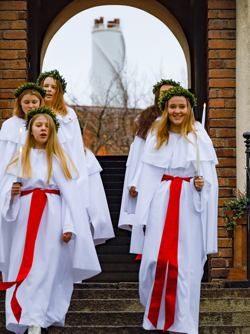 Mädchen in Stockholm die Lucia feiern.
