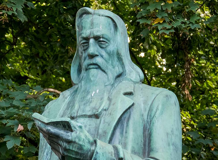 Statue eines lesenden Mannes