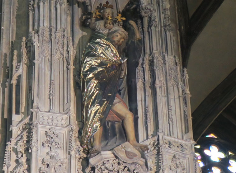 Heiligenfiguren im Stephansdom verhüllt und Fastentuch mit Visualisierung