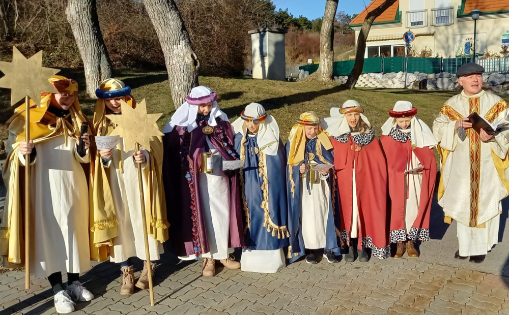 Bild von 7 jungen Sternsingern mit Pfarrer Karol