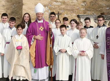 Weihbischof Turnovszky umringt von der Immendorfer Ministratengruppe mit Pfarrer P. Godhalm.