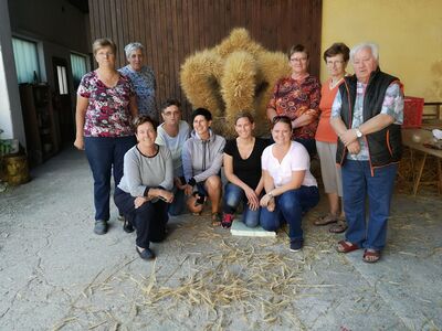 Flechten der Erntedankkrone