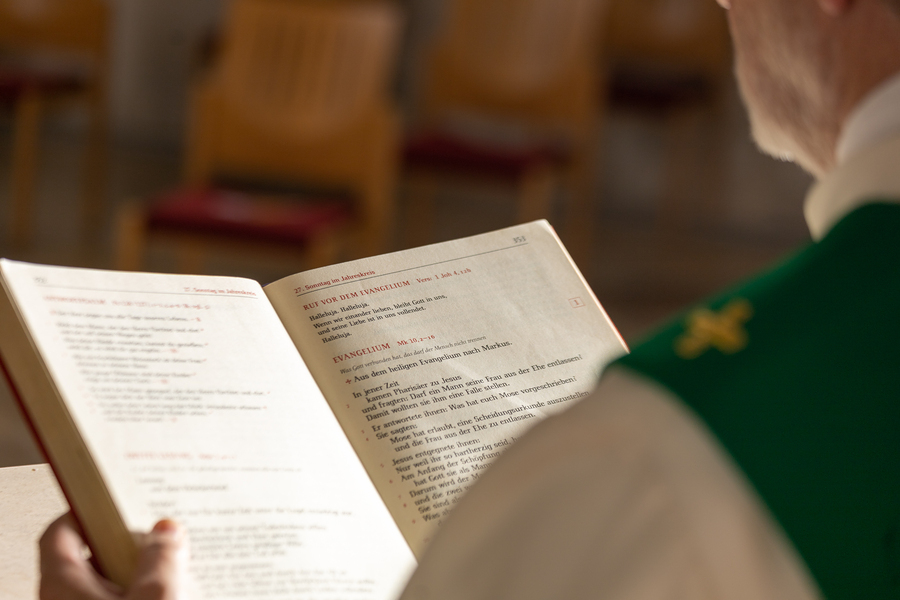 Der Diakon trägt im Gottesdienst das Evangelium vor, oft auch die Fürbitten, bereitet die Gaben, weist auf das 'Geheimnis des Glaubens' hin und fordert die Gemeinde zum Friedensgruß sowie- als letztes Wort der heiligen Messe -zum Hinaustragen des Fri