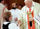 Papst Johannes Paul II bei der Kommunion-Spendung 1998 in Salzburg/kathbild.at,rupprecht