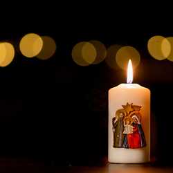 Licht ist ein Symbol in allen Kulturen und Religionen. Es schenkt Geborgenheit und besiegt die Dunkelheit. Im Christentum ist die Osterkerze Vorbild für alle anderen brennenden Kerzen und Symbol für Christi Sieg über den Tod und die Finsternis des Bö