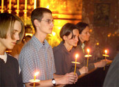 Jugendliche mit Kerzen in der Kirche / kathbild.at/rupprecht