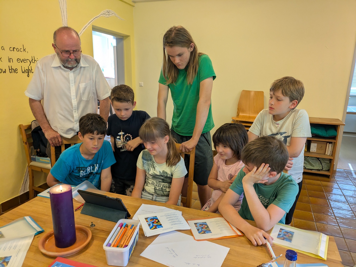 Ministrantenstunde / Pfarre Perchtoldsdorf/ Nistelberger Kinder von einem Tisch