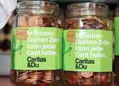Gurkengläser mit Kleingeld für hungerleidende Kinder/Cariats
